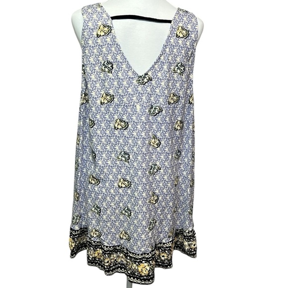 Nostalgia Floral Sleeveless Blouse - Picture 3 of 5